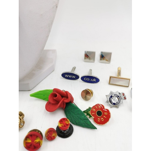 282 - A collection of assorted costume jewellery to include, cufflinks, necklace etc.