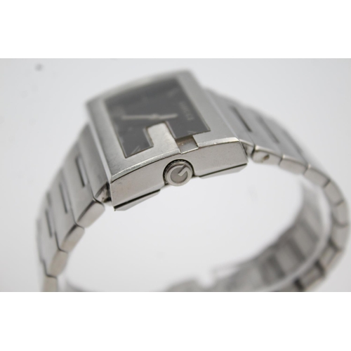 304 - A Gucci 100M stainless steel gents quartz wristwatch