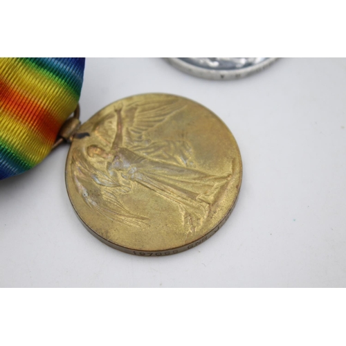 346 - A WWI medal pair presented to 197066 GNR J. Greenwood R.A, both with original Ribbons