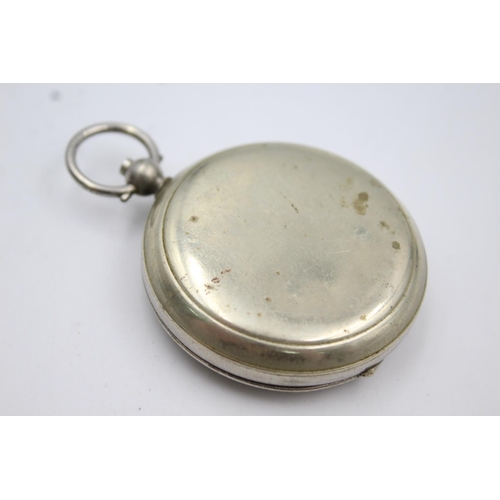 356 - A WWI dated military issued compass with military arrow and engraving to front of case - approx. 4.6... 