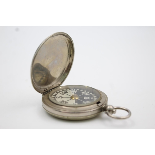 356 - A WWI dated military issued compass with military arrow and engraving to front of case - approx. 4.6... 