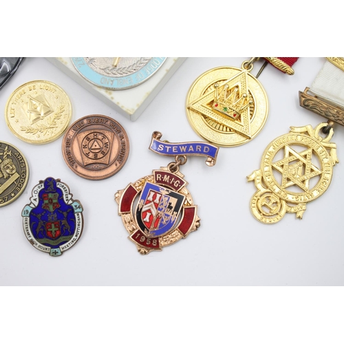 372 - Ten assorted vintage jewels, medals and tokens to include Masonic, Order of Foresters etc.