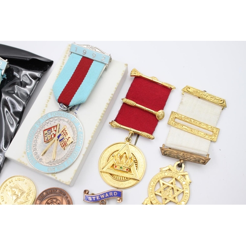 372 - Ten assorted vintage jewels, medals and tokens to include Masonic, Order of Foresters etc.