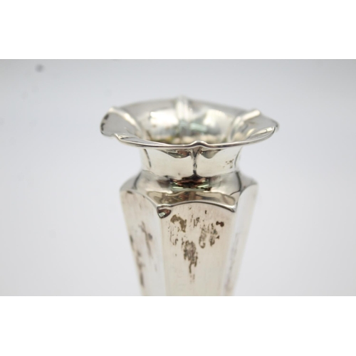 407 - A Victorian hallmarked Birmingham silver weighted bud vase, dated 1899 - approx. 10.5cm high