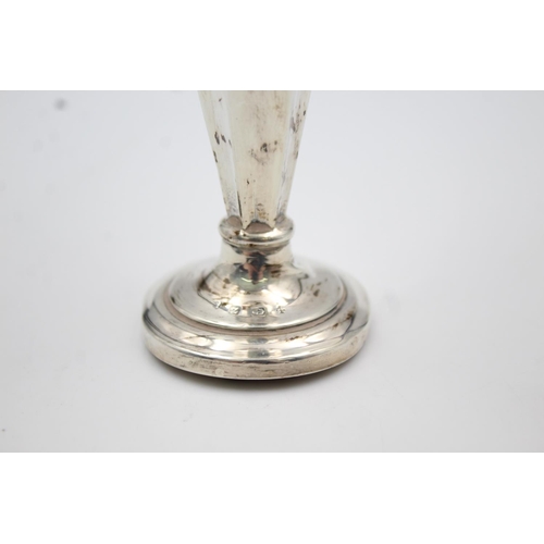 407 - A Victorian hallmarked Birmingham silver weighted bud vase, dated 1899 - approx. 10.5cm high