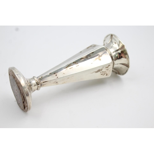 407 - A Victorian hallmarked Birmingham silver weighted bud vase, dated 1899 - approx. 10.5cm high