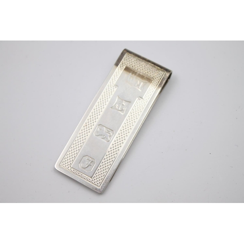 418 - A hallmarked Birmingham gents money clip by William Manton, dated 1980 - approx. gross weight 16 gra... 