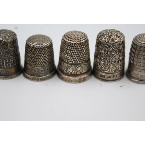 423 - Six assorted hallmarked sterling silver thimbles to include Charles Horner - approx. gross weight 21... 