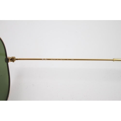 439 - A pair of Ray-Ban classic unisex gold tone Aviator sunglasses