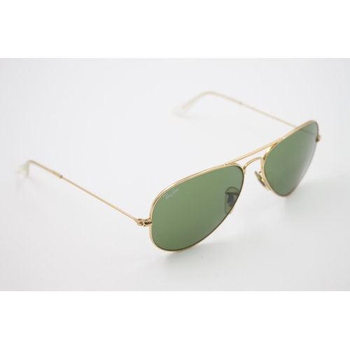 439 - A pair of Ray-Ban classic unisex gold tone Aviator sunglasses