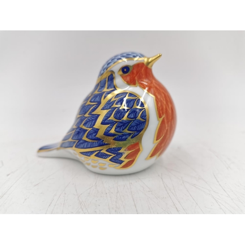 467 - A Royal Crown Derby robin paperweight with gold stopper - approx. 7cm high