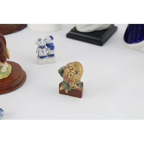 515 - A collection of assorted ceramic figurines to include Belleek, Wade Whimsies, Galos etc.