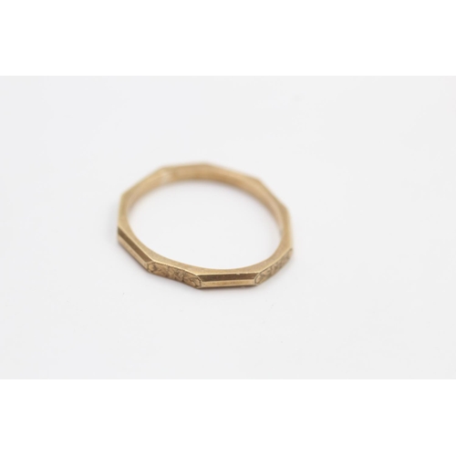 112 - A Victorian hallmarked Birmingham 9ct gold bevelled ring with etched design, circa 1873 - approx. gr... 