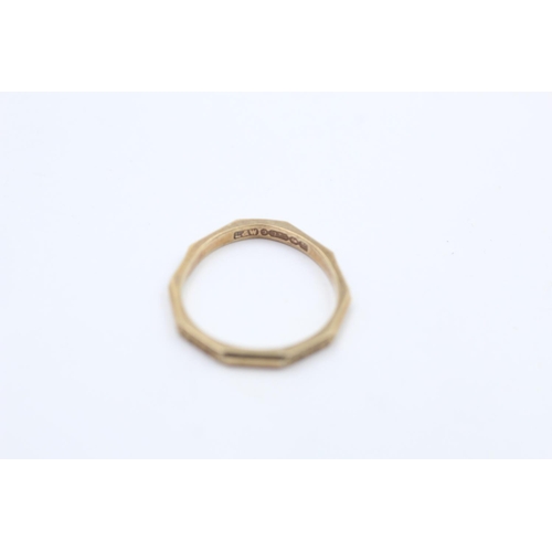 112 - A Victorian hallmarked Birmingham 9ct gold bevelled ring with etched design, circa 1873 - approx. gr... 