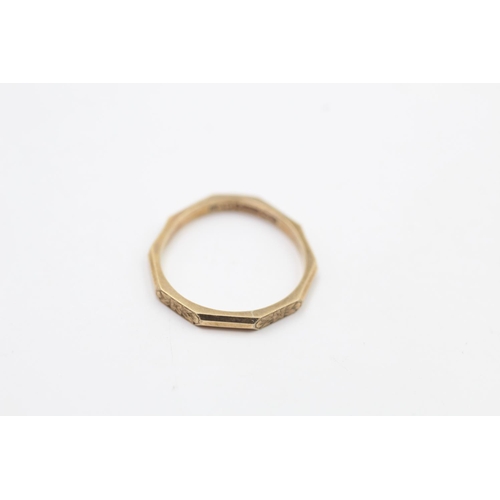 112 - A Victorian hallmarked Birmingham 9ct gold bevelled ring with etched design, circa 1873 - approx. gr... 