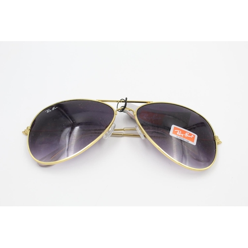 171 - A pair of Ray-Ban gold tone Aviator style  classic unisex sunglasses