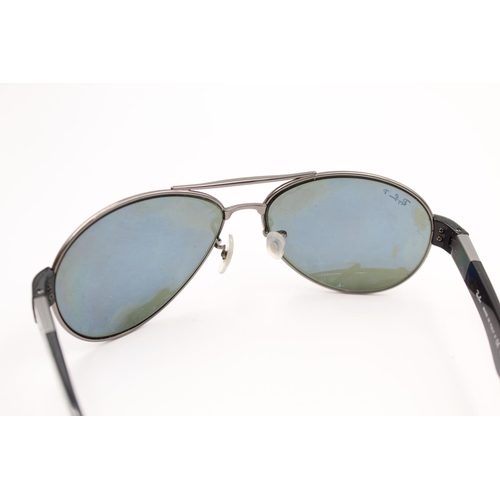 172 - A pair of Ray-Ban black framed Aviator style classic unisex sunglasses with polarized lenses