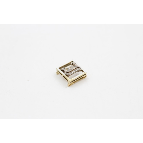 26 - A 14ct gold diamond set initial 