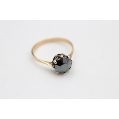 27 - A 9ct gold hematite solitaire ring, size Q - approx. gross weight 2.4 grams