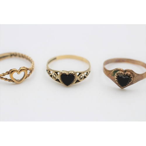 32 - Three 9ct gold heart shaped setting rings, two being onyx, sizes N ½, M and K ½ - approx. 3.8 grams