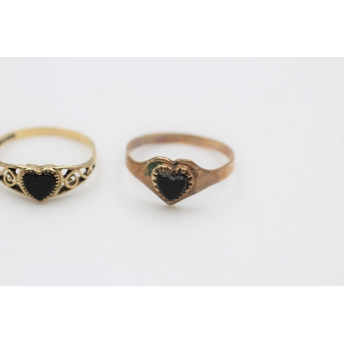 32 - Three 9ct gold heart shaped setting rings, two being onyx, sizes N ½, M and K ½ - approx. 3.8 grams