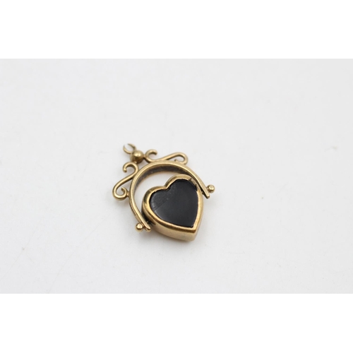 42 - An antique 9ct gold heart swivel fob/pendant with bloodstone - approx. gross weight 3.4 grams