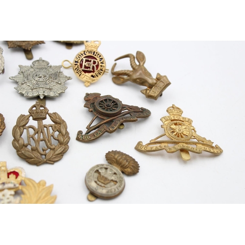 100 - Fifteen assorted vintage military cap badges to include Royal Armored Corps, South African Border et... 