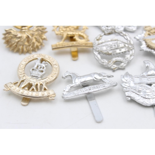 101 - Ten assorted vintage military Staybrite cap badges to include Scottish, Army Air Corps etc.