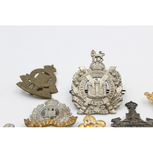 102 - Fifteen assorted vintage military cap badges to include Scottish, Suffolk, West Riding etc.