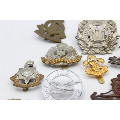 102 - Fifteen assorted vintage military cap badges to include Scottish, Suffolk, West Riding etc.