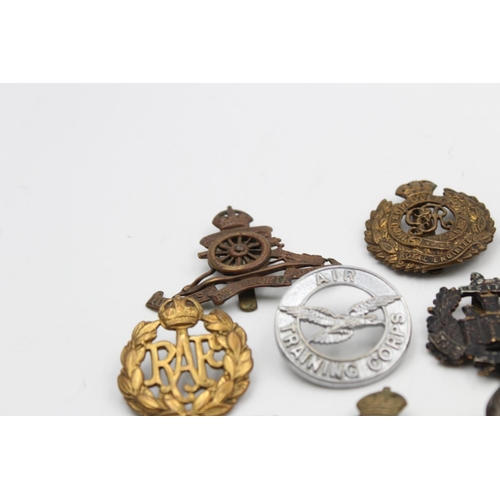 103 - Fourteen assorted vintage military cap badges to include Royal Navy, R.F.C, R.A.F etc.