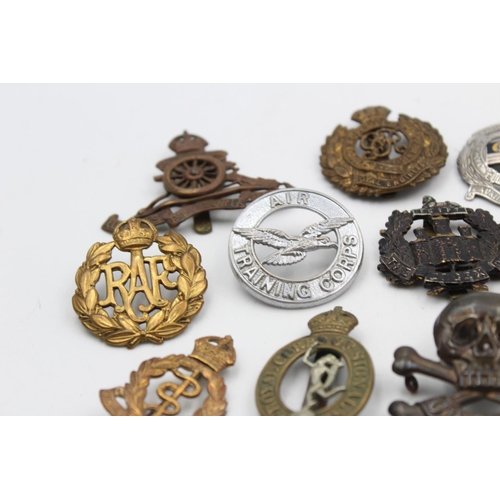 103 - Fourteen assorted vintage military cap badges to include Royal Navy, R.F.C, R.A.F etc.