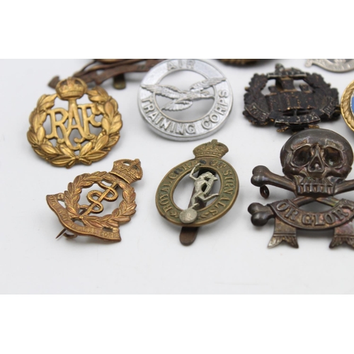 103 - Fourteen assorted vintage military cap badges to include Royal Navy, R.F.C, R.A.F etc.