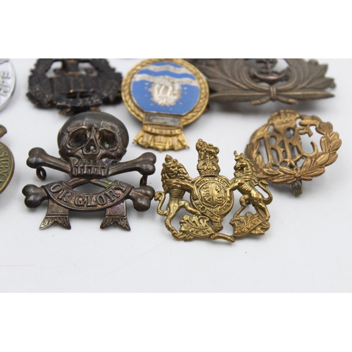 103 - Fourteen assorted vintage military cap badges to include Royal Navy, R.F.C, R.A.F etc.