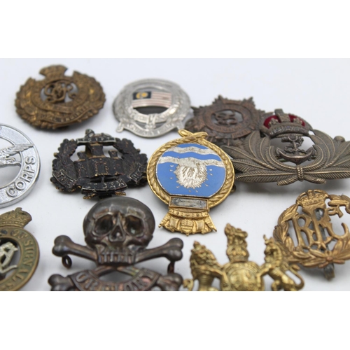 103 - Fourteen assorted vintage military cap badges to include Royal Navy, R.F.C, R.A.F etc.