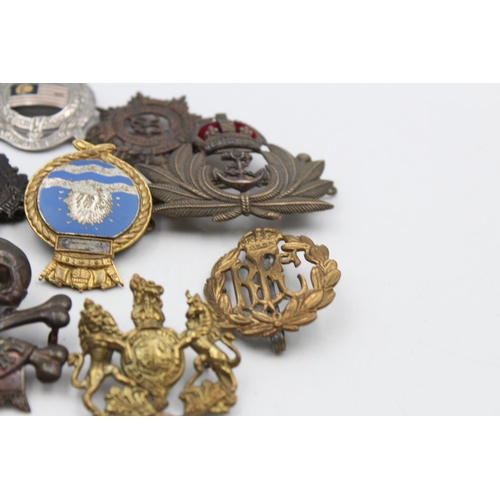 103 - Fourteen assorted vintage military cap badges to include Royal Navy, R.F.C, R.A.F etc.