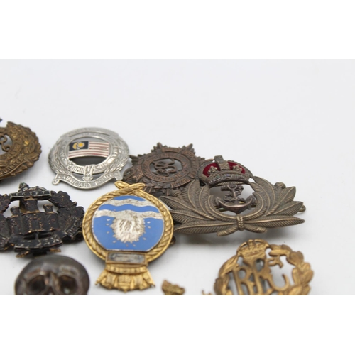 103 - Fourteen assorted vintage military cap badges to include Royal Navy, R.F.C, R.A.F etc.