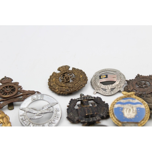 103 - Fourteen assorted vintage military cap badges to include Royal Navy, R.F.C, R.A.F etc.