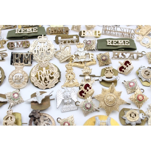 104 - A collection of assorted vintage military Staybrite badges to include cap, collar, shoulder etc.