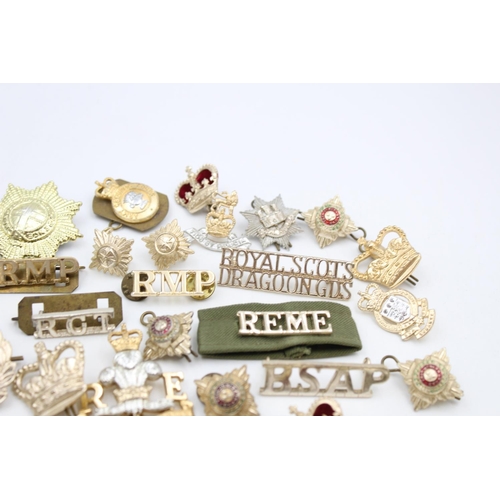 104 - A collection of assorted vintage military Staybrite badges to include cap, collar, shoulder etc.