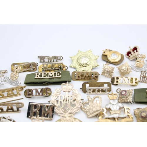 104 - A collection of assorted vintage military Staybrite badges to include cap, collar, shoulder etc.