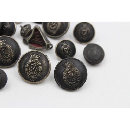 109 - A collection of Royal Ulster Constabulary Kings Crown badges & tunic buttons