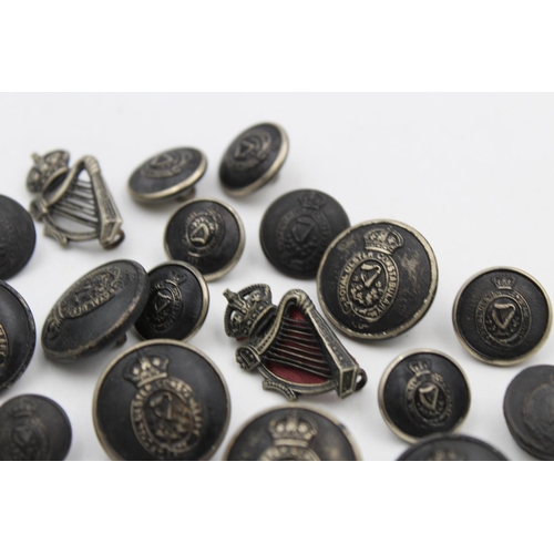 109 - A collection of Royal Ulster Constabulary Kings Crown badges & tunic buttons