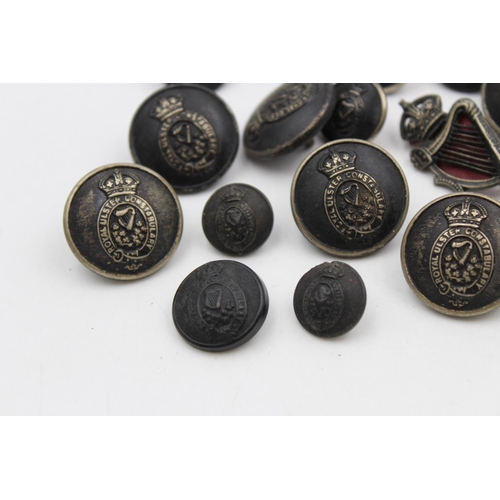 109 - A collection of Royal Ulster Constabulary Kings Crown badges & tunic buttons