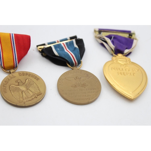 112 - Six assorted vintage American military medals to include Purple Heart, WWII etc.