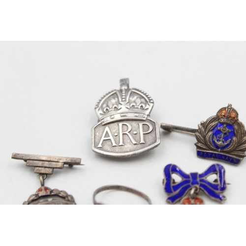 138 - Six vintage .925 silver military items, five assorted badges and one Royal Navy ring - approx. gross... 