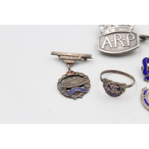 138 - Six vintage .925 silver military items, five assorted badges and one Royal Navy ring - approx. gross... 