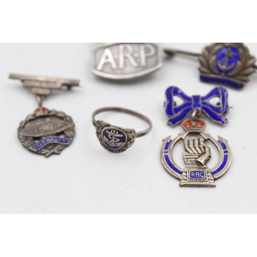 138 - Six vintage .925 silver military items, five assorted badges and one Royal Navy ring - approx. gross... 