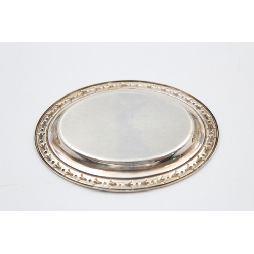 170 - A hallmarked Sheffield silver 9cm oval pin/trinket dish by R. Carr, dated 1995 - approx. gross weigh... 