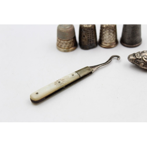 184 - Six .925 silver items, four thimbles and two button hooks - approx. combined gross weight 38 grams